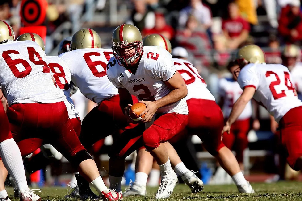 Quarterback med bold omgivet af spillere