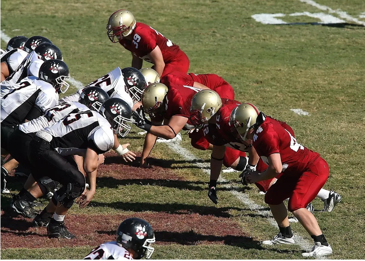 To amerikanske fodboldhold i startformation ved scrimmage