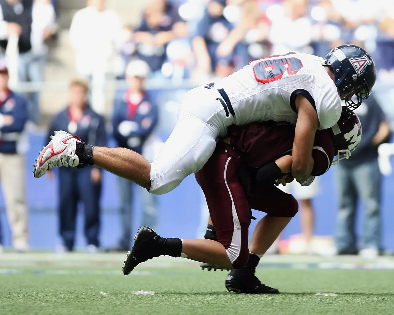 To amerikanske footballspillere i en tackling